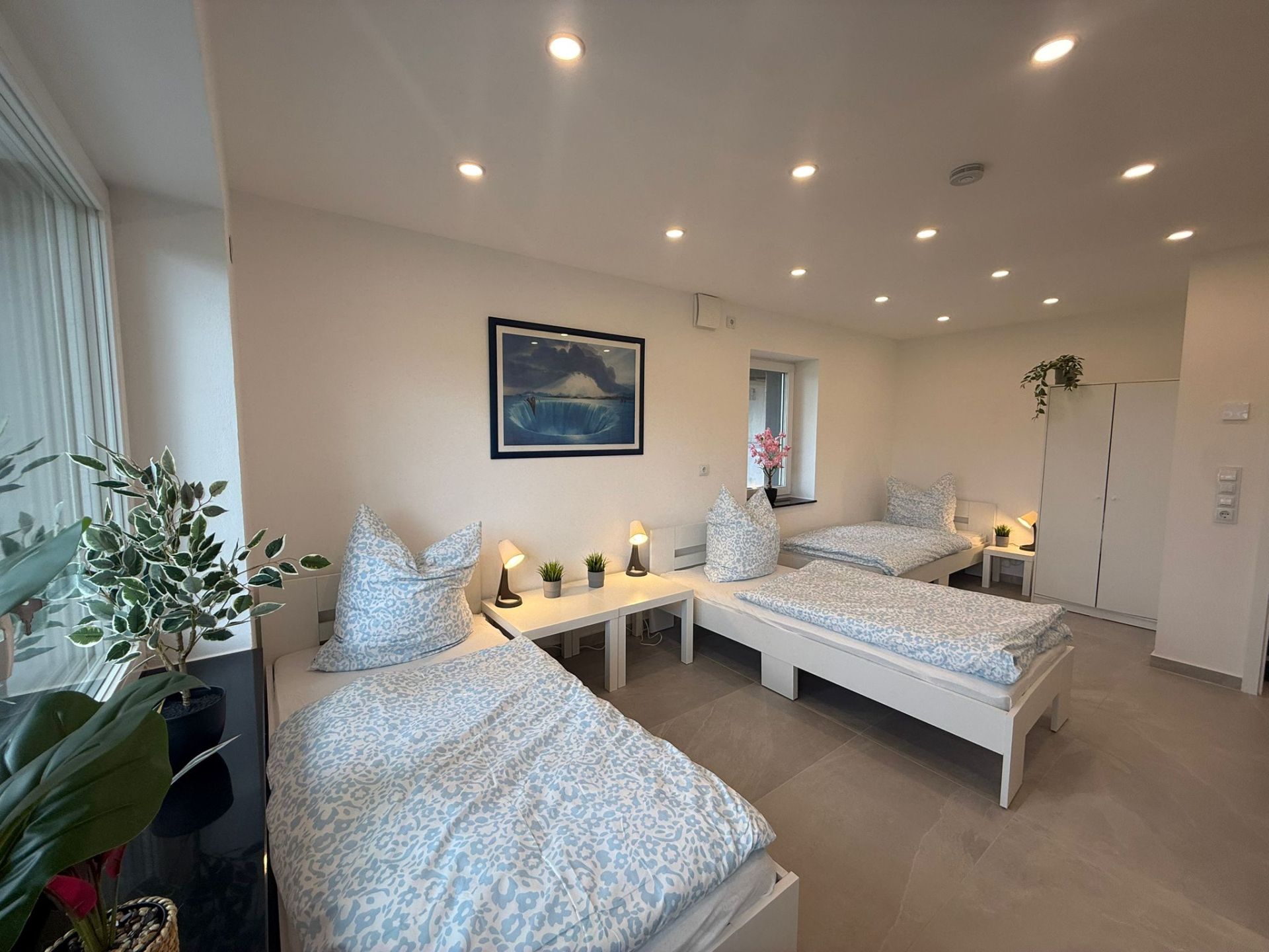 Sehr gepflegtes, helles Schlafzimmer mit zwei Einzelbetten, gutem Stauraum und schöner Raumausstattung — ideal für längere Aufenthalte.
